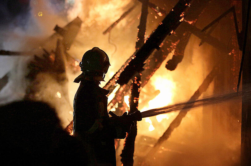 Über zweihundert Feuerwehrleute versuchten den Bauernhof zu retten.