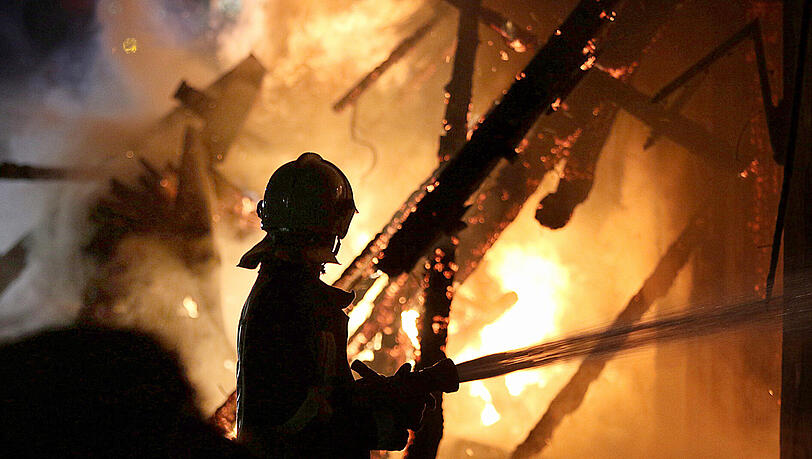 Über zweihundert Feuerwehrleute versuchten den Bauernhof zu retten. Über zweihundert Feuerwehrleute versuchten den Bauernhof zu retten.