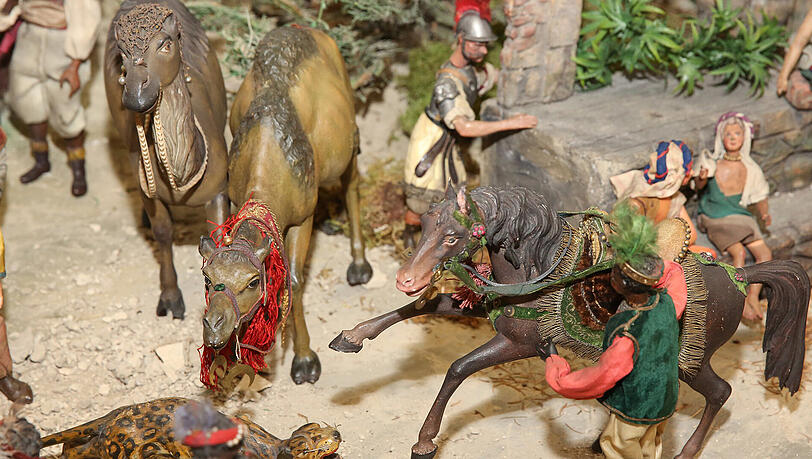 Eine Ansammlung an antiken Figuren aus aller Herren Länder auf einer fünf Meter breiten Landschaft: Die Münchner Familie Schachinger machte die Krippe über 200 Jahre hinweg zu einem Kunstwerk: „Das Besondere an dieser Krippe ist die Engelsanbetung“, erklärt Krauß. Alte, Junge, Kinder – das einfache Volk. Dazu Könige, Tiere, Hirten. Eine Ansammlung an antiken Figuren aus aller Herren Länder auf einer fünf Meter breiten Landschaft: Die Münchner Familie Schachinger machte die Krippe über 200 Jahre hinweg zu einem Kunstwerk: „Das Besondere an dieser Krippe ist die Engelsanbetung“, erklärt Krauß. Alte, Junge, Kinder – das einfache Volk. Dazu Könige, Tiere, Hirten.