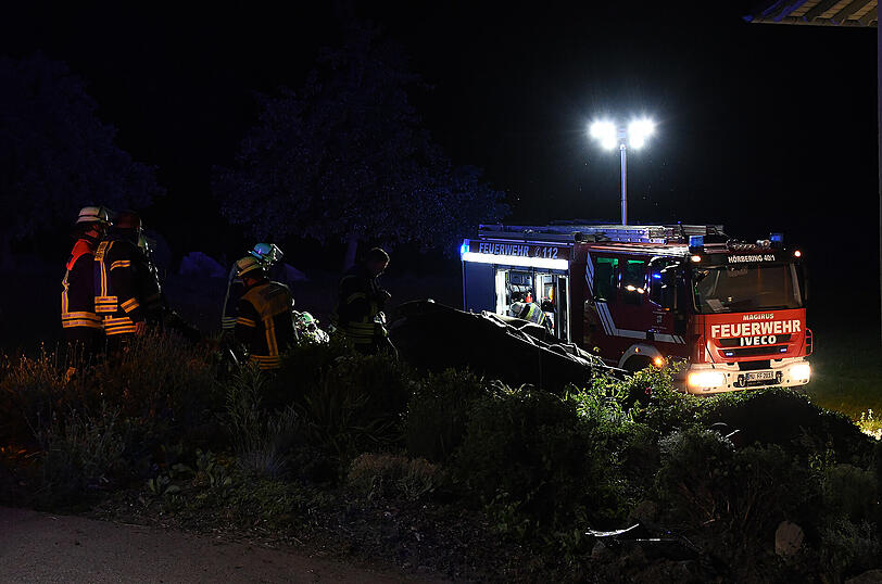 Der 48-Jährige aus Gangkofen wurde durch den Aufprall im seinem BMW eingeklemmt, musste von den Einsatzkräften der Feuerwehr befreit werden und kam schwer verletzt ins Krankenhaus Mühldorf.