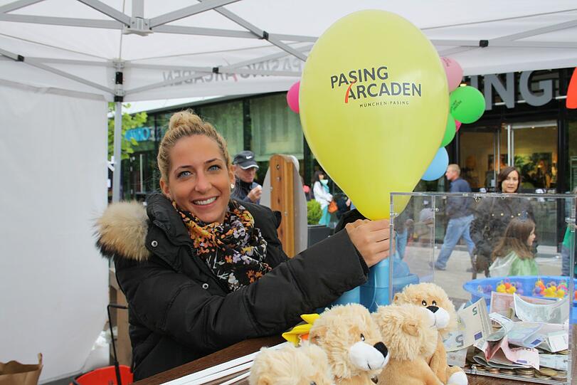 Sie füllt Luftballons für die Pasing Arcaden.