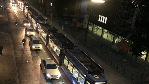 Für etwa eine halbe Stunde standen am Montagabend fünf Trambahnen im Stau.