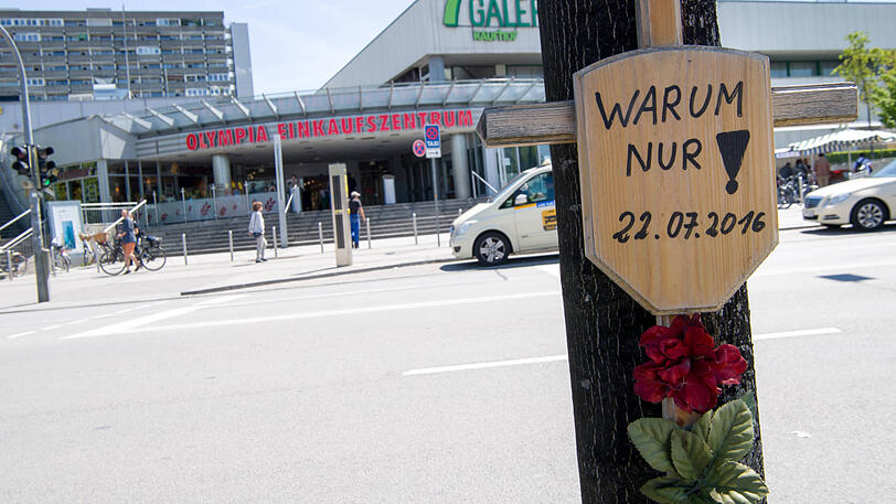 Warum nur kommt es immer wieder zu rassistischer Gewalt? Ein selbstgemaltes Schild im Jahr 2017 am Olympia-Einkaufszentrum, wo 2016 Menschen ermordet wurden.