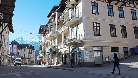So hat das Hotel Wittelsbach im Zentrum Berchtesgaden früher ausgesehen, im Hintergrund die Berge.