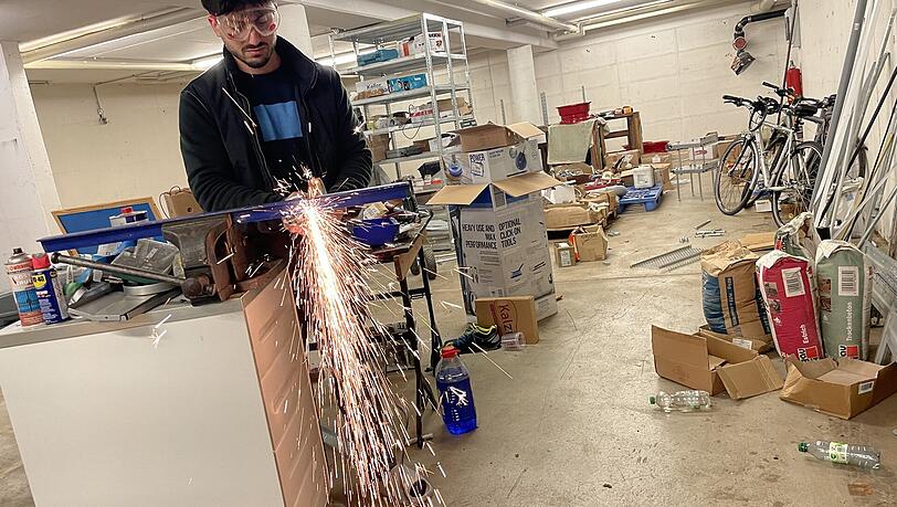 Can Çiçek am Schweißgerät in seiner Werkstatt.