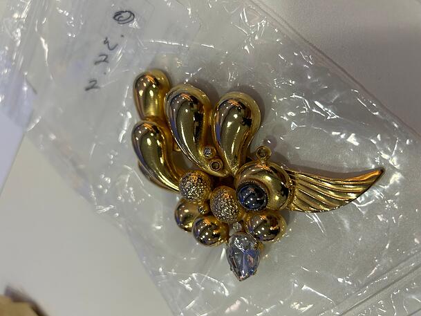 Erneut ein Schmuckst&uuml;ck, mutma&szlig;lich auch hochkar&auml;tigem Gold. Doch die gro&szlig;e Frage bleibt, woher die etwa 80 Gegenst&auml;nde eigentlich kommen. Noch konnten die Objekte zu keinen Einbr&uuml;chen zugeordnet werden.