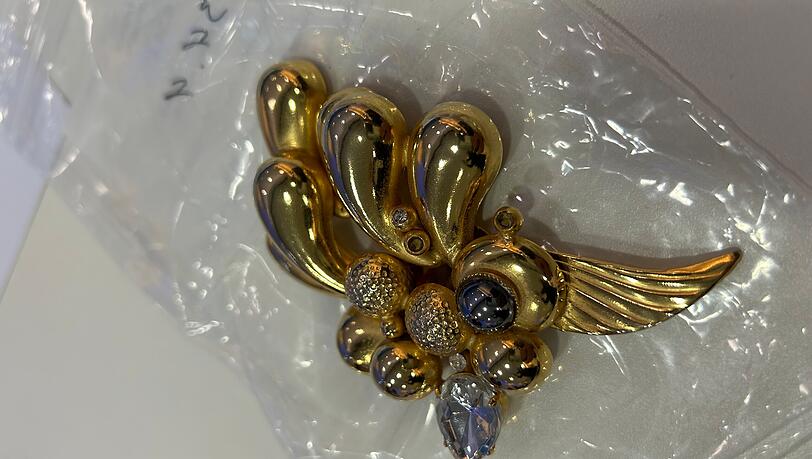 Erneut ein Schmuckst&uuml;ck, mutma&szlig;lich auch hochkar&auml;tigem Gold. Doch die gro&szlig;e Frage bleibt, woher die etwa 80 Gegenst&auml;nde eigentlich kommen. Noch konnten die Objekte zu keinen Einbr&uuml;chen zugeordnet werden.