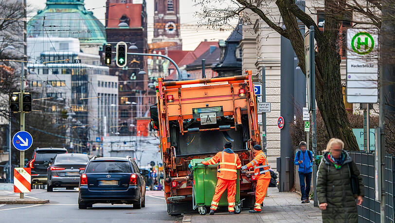 Ein M&uuml;llwagen des Abfallwirtschaftsbetriebs M&uuml;nchen (AWM) sammelt Abfall ein. Davon gibt es pro Kopf eine ganze Menge.