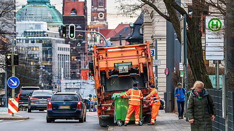 Ein M&uuml;llwagen des Abfallwirtschaftsbetriebs M&uuml;nchen (AWM) sammelt Abfall ein. Davon gibt es pro Kopf eine ganze Menge.