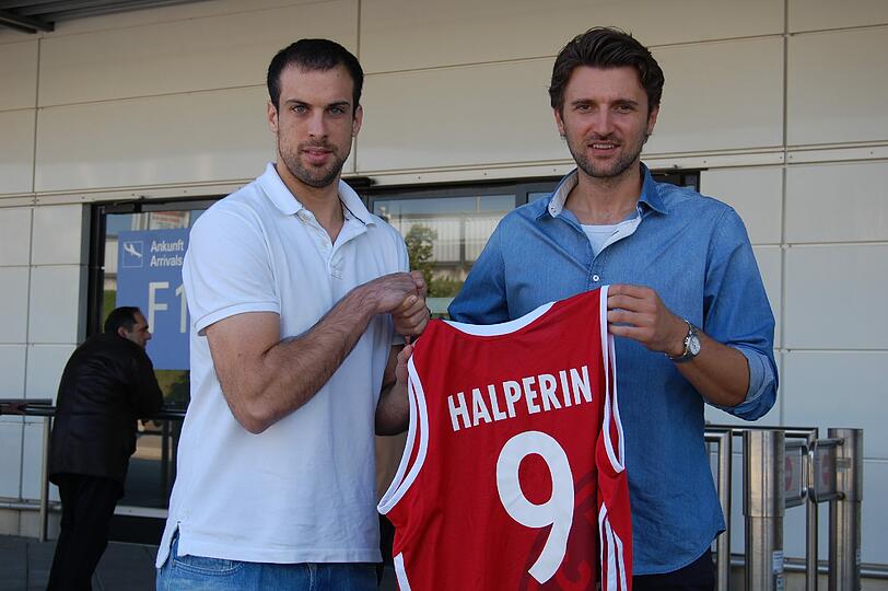 Sportdirektor Marko Pesic überreicht Yotam Halperin sein Trikot mit der Nummer neun.