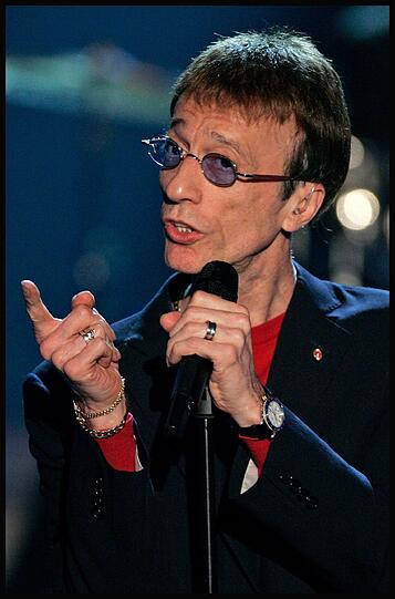 Robin Gibb (22.12.1949 - 20.05.2012): Mit seinen beiden Brüdern hatte der Brite Anfang der 1960er Jahre das erfolgreiche Bee-Gees-Trio gegründet und ihren unverwechselbaren Disco-Sound geformt. Der Musiker starb an den Folgen einer Krebserkrankung.
