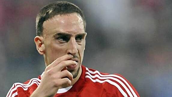 Kurios: Ein Autoreiniger aus dem Saarland fahnd Ribérys Kreditkarte. Der Fußballprofi hatte das Auto vor einem Jahr verkauft und die verschollene Karte seitdem gesperrt Kurios: Ein Autoreiniger aus dem Saarland fahnd Ribérys Kreditkarte. Der Fußballprofi hatte das Auto vor einem Jahr verkauft und die verschollene Karte seitdem gesperrt