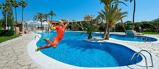 Arjen Robben springt im Netz auch gern in den Pool.
