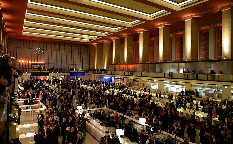 Der Ball findet das erste Mal in der großen Eingangshalle des ehemaligen Flughafens Berlin Tempelhof statt