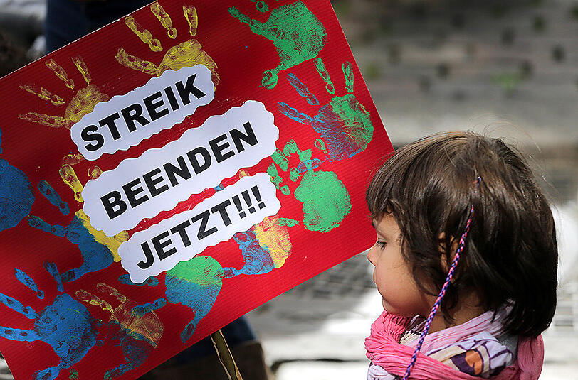 "Streik Beenden Jetzt" - eine Forderung des Landeselternausschuss Hamburg aus dem Mai: Genutzt hat es bislang nichts.