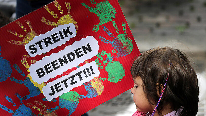 "Streik Beenden Jetzt" - eine Forderung des Landeselternausschuss Hamburg aus dem Mai: Genutzt hat es bislang nichts. "Streik Beenden Jetzt" - eine Forderung des Landeselternausschuss Hamburg aus dem Mai: Genutzt hat es bislang nichts.
