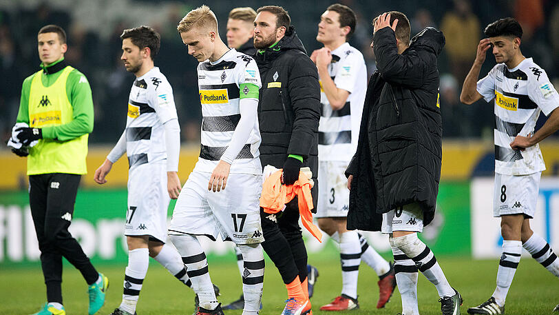 Enttäuschte Gladbach-Profis nach der Pleite gegen Wolfsburg.