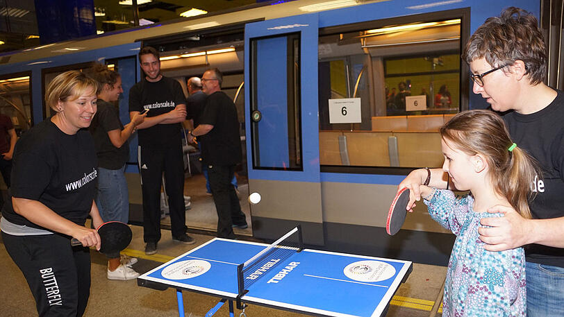 Ein Tischtennis-Match in der fahrenden U-Bahn oder am Bahnsteig &ndash; das war am Sonntag beim zweiten "Münchner U-Bahn Tischtennis-Turnier" möglich. Die Bilder.