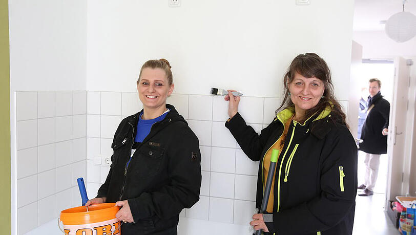 Julia Trostowski (24, links) bezieht ihr erstes eigenes Apartment. Ihre Mama (r.) hat ihr schon mal beim Weißeln geholfen. Julia Trostowski (24, links) bezieht ihr erstes eigenes Apartment. Ihre Mama (r.) hat ihr schon mal beim Weißeln geholfen.