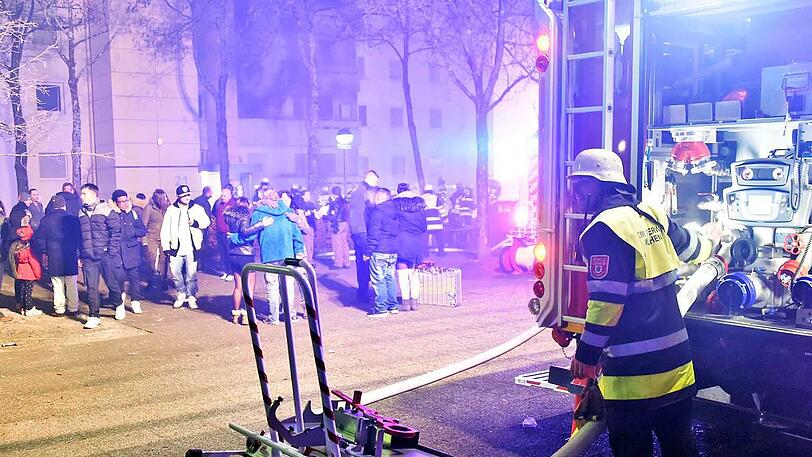 Das Feuer brach auf einem Balkon im zweiten Stock aus und griff auf die Wohnung über.