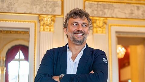 Jonas Kaufmann, Opernsänger, steht in einem Prunksaal des bayerischen Nationaltheaters. Foto: Peter Kneffel/dpa/Archivbild