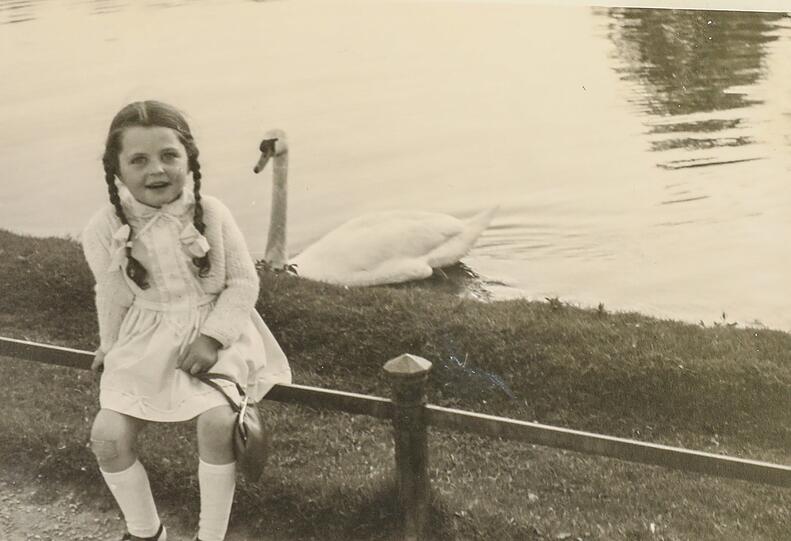 "Das Geländer ist heute nicht mehr da", sagt Angelika Rodatus zu diesem Foto aus ihrer Kindheit. Der Nymphenburger Park aber habe seinen großen Charme erhalten.