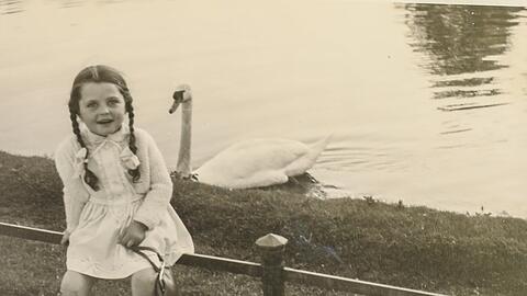 "Das Geländer ist heute nicht mehr da", sagt Angelika Rodatus zu diesem Foto aus ihrer Kindheit. Der Nymphenburger Park aber habe seinen großen Charme erhalten.