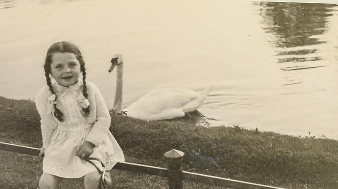 "Das Geländer ist heute nicht mehr da", sagt Angelika Rodatus zu diesem Foto aus ihrer Kindheit. Der Nymphenburger Park aber habe seinen großen Charme erhalten.