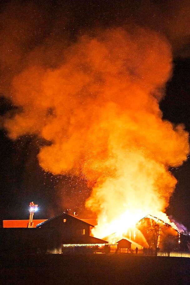 Nach dem Feuer mit 100 toten Tieren in Schalkham (Landkreis Landshut) ist die Brandursache weiter unklar. Nach dem Feuer mit 100 toten Tieren in Schalkham (Landkreis Landshut) ist die Brandursache weiter unklar.