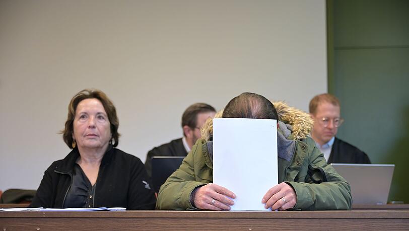 Vor dem Landgericht M&uuml;nchen ist ein 60-J&auml;hriger (r.) unter anderem wegen schweren Bandendiebstahls von teuren Uhren und Gold angeklagt.