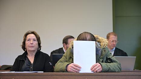 Vor dem Landgericht M&uuml;nchen ist ein 60-J&auml;hriger (r.) unter anderem wegen schweren Bandendiebstahls von teuren Uhren und Gold angeklagt.