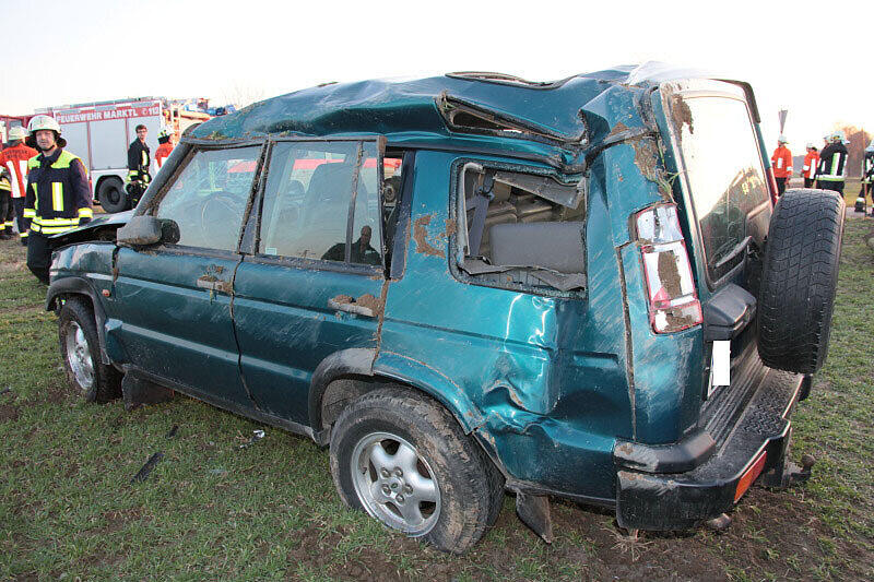 Schwerer Unfall bei Haiming: Der Fahrer des Peugeots wurde schwer verletzt von der Feuerwehr aus dem Wrack geborgen.