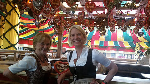 Plötzlich wieder Wiesn: Tina Krätz (r.) und ihre Schwägerin Johanna Barsy im neuen Hippo.