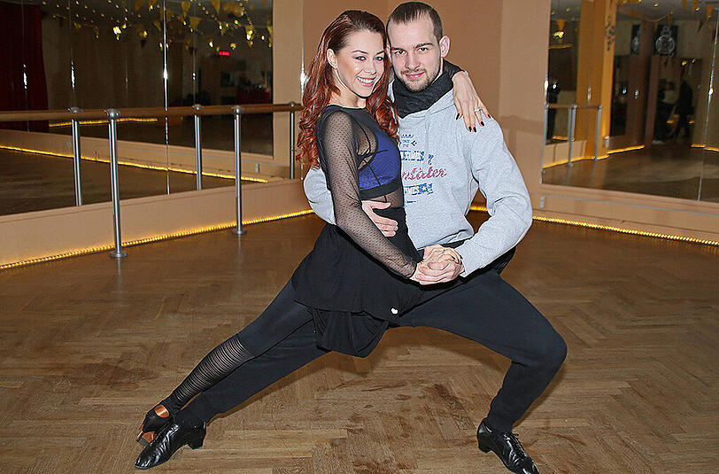 Die Tanzpartnerin an seiner Seite ist Oana Nechiti.