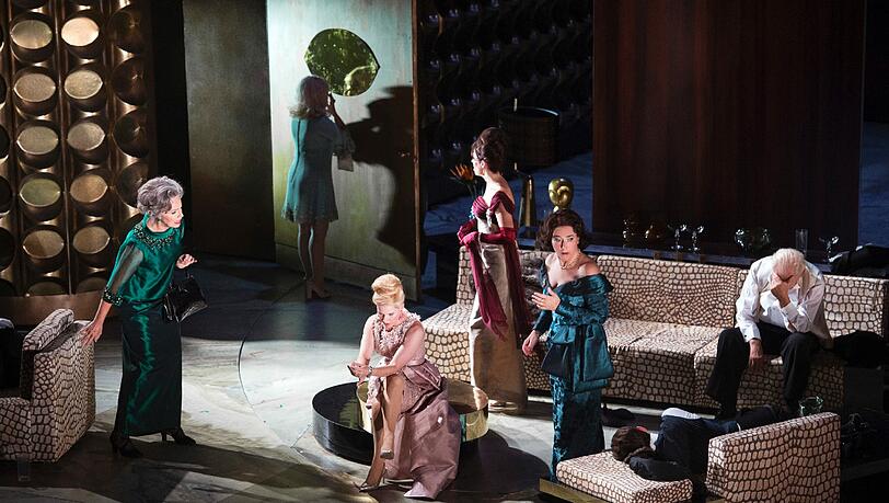 "The Exterminating Angel" bei den Salzburger Festspielen. "The Exterminating Angel" bei den Salzburger Festspielen.