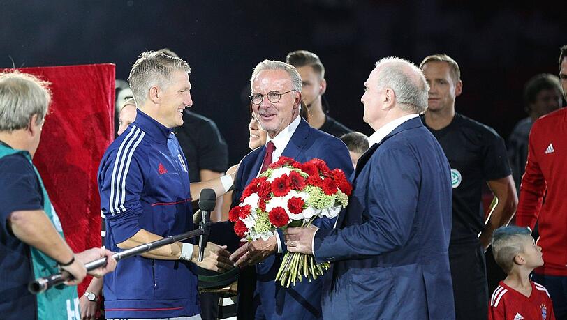 Emotionaler Abschied: Vorstandsboss Karl-Heinz Rummenigge und Präsident Uli Hoeneß sagen Basti Servus.
