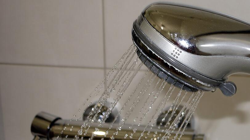 Ein Flüchtiger Mann aus Kraiburg wurde von der Polizei in der Dusche festgenommen. (Symbolbild)