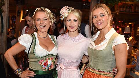 Fühlt sich bei ihren Freundinnen wohl: Silvia Schneider (Mi.) mit Nova Meierhenrich (li.) und Laura Karasek (re.)