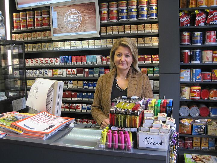 Steht seit 15 Jahren in ihrem Kiosk: Verkäuferin Aylin Schöpfl.