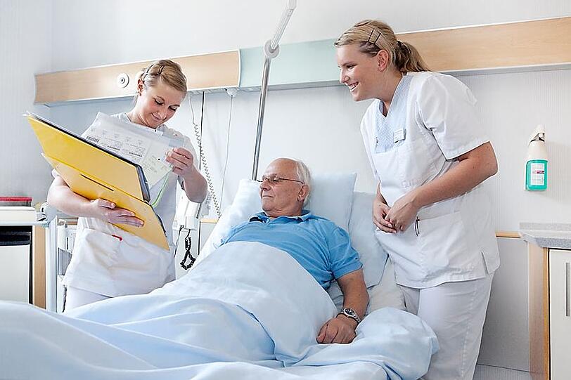 Azubis der Berufsfachschule für Krankenpflege übernehmen eine Station im Rotkreuzklinikum (Symbolbild).