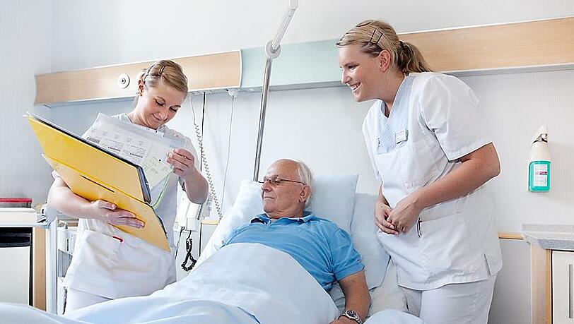Azubis der Berufsfachschule für Krankenpflege übernehmen eine Station im Rotkreuzklinikum (Symbolbild). Azubis der Berufsfachschule für Krankenpflege übernehmen eine Station im Rotkreuzklinikum (Symbolbild).