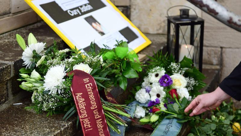 Teilnehmer einer Mahnwache haben zum Gedenken an Oury Jalloh Blumen und Kerzen an einer Treppe vor dem Polizeirevier in Dessau-Roßlau niedergelegt. Teilnehmer einer Mahnwache haben zum Gedenken an Oury Jalloh Blumen und Kerzen an einer Treppe vor dem Polizeirevier in Dessau-Roßlau niedergelegt.