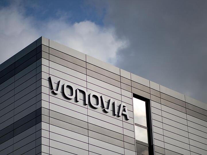 Der Schriftzug des Wohnungsunternehmens Vonovia an der Firmenzentrale in Bochum.