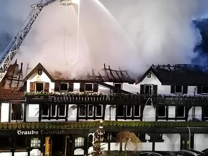 Einsatzkräfte der Feuerwehr löschen einen Brand im Restaurants des Hotels "Traube Tonbach".