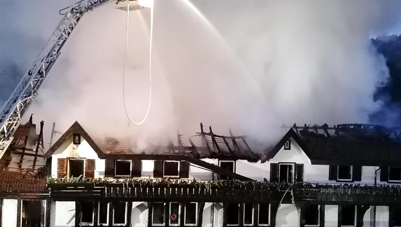 Einsatzkräfte der Feuerwehr löschen einen Brand im Restaurants des Hotels "Traube Tonbach". Einsatzkräfte der Feuerwehr löschen einen Brand im Restaurants des Hotels "Traube Tonbach".