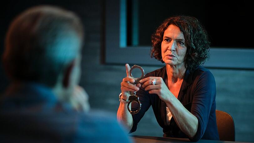 "Tatort: Das Verhör": Lena Odenthal (Ulrike Folkerts) im Verhörraum mit dem verdächtigen Kessler (Götz Otto).
