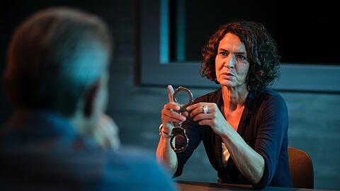 "Tatort: Das Verhör": Lena Odenthal (Ulrike Folkerts) im Verhörraum mit dem verdächtigen Kessler (Götz Otto).