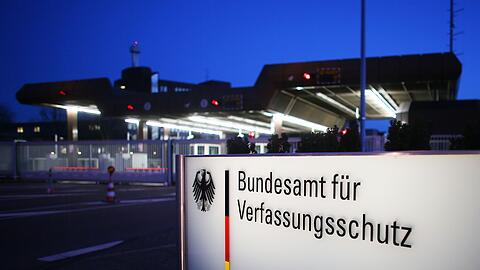 Das Bundesamt für Verfassungsschutz ist in Sorge: "In Deutschland soll das Vertrauen der Bevölkerung in Politik, Verwaltung, aber auch in die freien Medien untergraben werden."