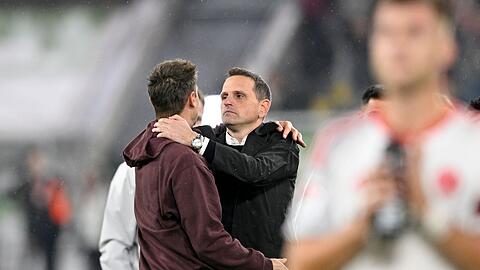Erleichterung pur: Sportvorstand Joti Chatzialexiou (l) und Trainer Miroslav Klose (l) umarmen sich nach dem Auswärtssieg in Düsseldorf. (Archivbild)