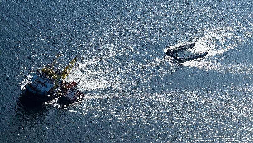 Der Schlepperverband mit dem Wal befindet sich mittlerweile vor D&auml;nemark